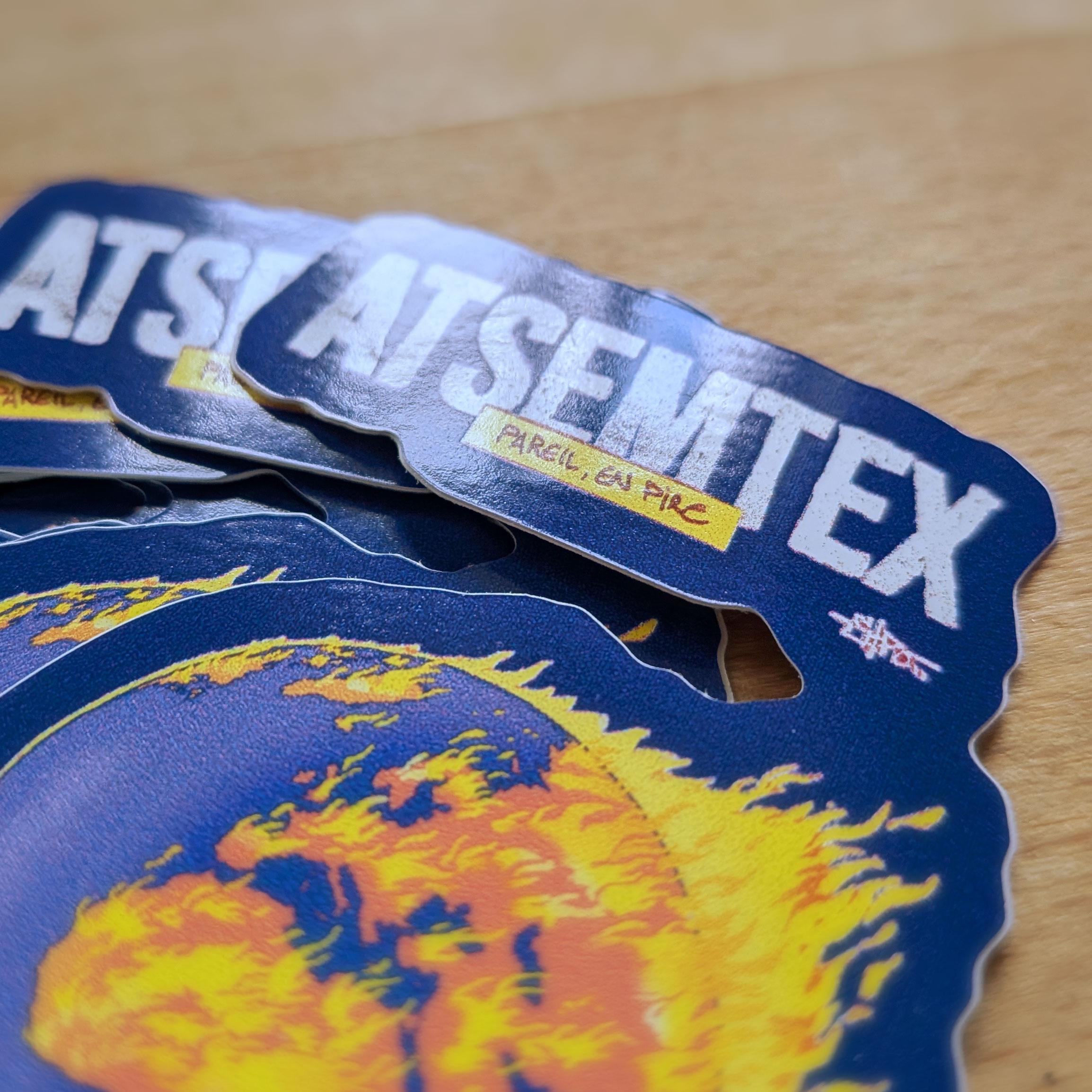 Une pile d’autocollants Atsemtex en série limitée, finement découpés et fort mystérieux. Serait-ce une Terre en flammes ? Mystère on a dit.